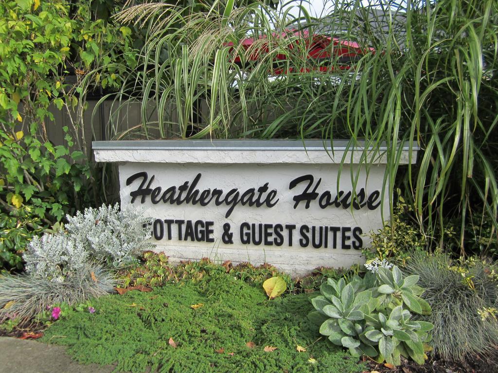 Heathergate Cottage And Suites Victoria Exterior photo